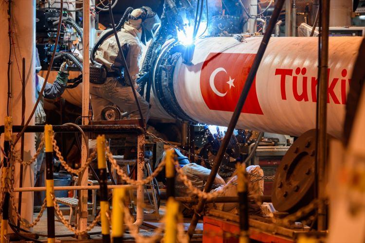 <p>TürkAkım Açık Deniz Doğalgaz Boru Hattı'nı oluşturacak hatlardan ilkinin, 4 Kasım 2017 tarihinde Türkiye'nin Münhasır Ekonomik Bölgesi'ne giriş yaptığı bildirildi.</p>
