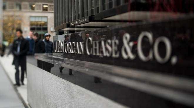 <p><strong>4. ABD'nin yarısı bu bankada</strong></p>

<p> </p>

<p>Chase Bank'ın mottosu "Ömür boyu ilişkiler". Kişisel bankacılık, kredi kartı, ipotek, yatırım tavsiyesi, kredi gibi geniş yelpazeleri var. Ve Amerika'nın yarısından fazlasının bu bankada hesabı var. Marka değeri</p>

<p> </p>

<p>33.737 milyon dolar.</p>
