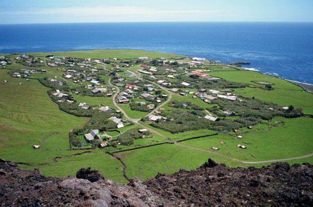 <p>Atlantik Okyanusu'nun güneyinde yer alan ada kümesi Tristan da Cunha, dünyanın ulaşılması en zor yeri kabul ediliyor.</p>

<p> </p>
