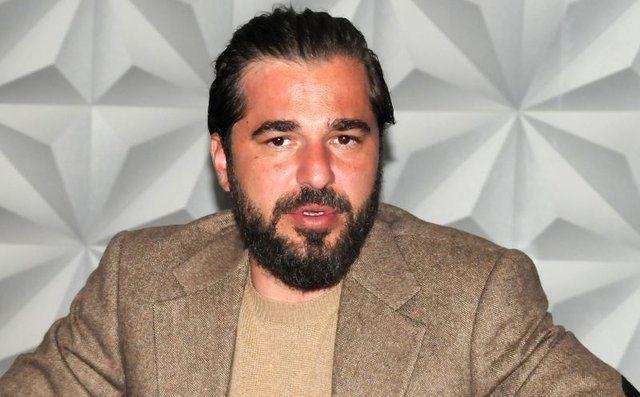 <p>Anlaşmaya göre 4 yıl için Düzyatan’a imza parası (bonservis de diyebiliriz) 4 milyon TL ödenecek. Oyuncu, rol alacağı projedeyse bölüm başı, yani haftalık 250 bin TL kazanacak.</p>

<p> </p>
