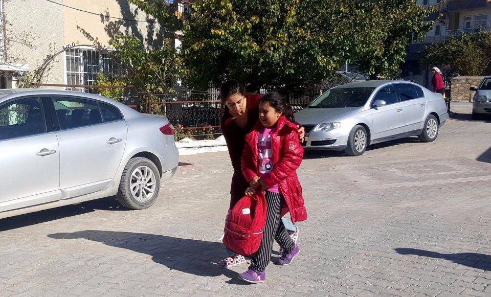 <p>Şehidin yeğeni Şeval Kavun, okul dönüşünde acı haberi alınca gözyaşı döktü.</p>
