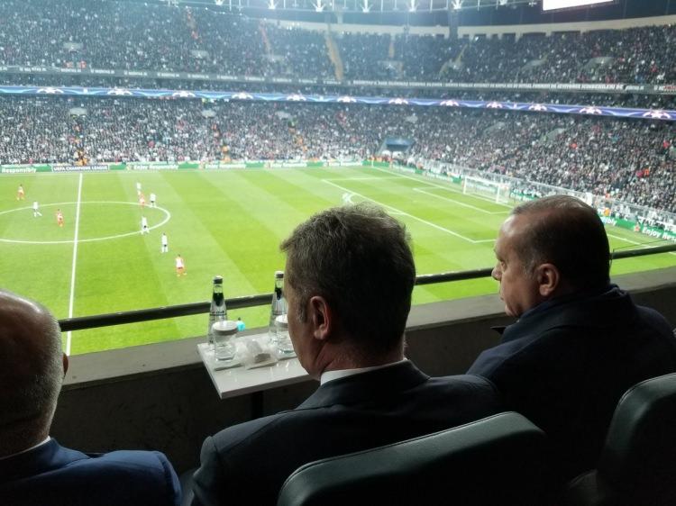 <p>1-1 sona eren mücadelede Cumhurbaşkanı Erdoğan Beşiktaş'ın golünde büyük sevinç yaşayarak ayakta alkışladı.</p>
