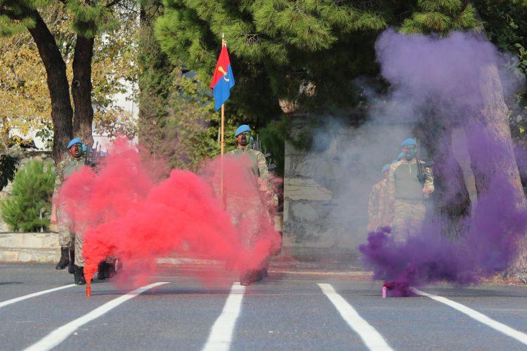 <p><strong>İHA ekibi Sikorsky'de</strong></p>

<p><br />
Gece-gündüz, her iklim koşulunda, sarp ve eğimli arazide görev yapmak üzere eğitim alan komandolar, Jandarma Genel Komutanlığına ait Sikorsky tipi helikopterle terör örgütü üyelerine yönelik yapacakları operasyonların birebir aynısını icra ediyor. Kursiyerlerin okulda bulunan dağlık bölgeye yaptıkları nefes kesen intikalde İhlas Haber Ajansı (İHA) ekibi de yer aldı.<br />
 </p>
