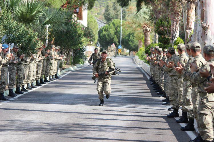 <p><strong>27 kilometrelik zorlu koşu</strong></p>
<p>İç güvenlik harekatlarında büyük önem taşıyan kondisyon ve dayanıklılığın arttırılmasına yönelik olarak eğitimler de alan Jandarma Komando kursiyerlerini, en çok zorlayan bölüm ise tam teçhizatla yapılan 27 kilometrelik mukavemet ve dayanıklılık koşusu. </p>