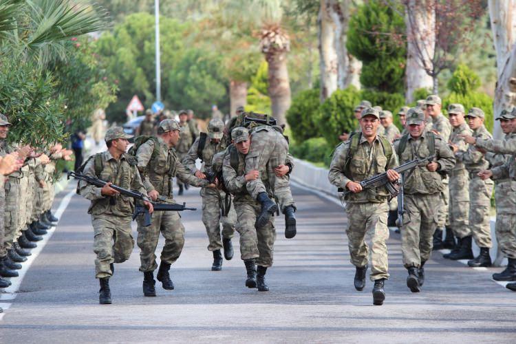 <p>Kursiyerlerin büyük bir bölümü koşuyu hatasız tamamlarken, 27 kilometre sonunda yorgun düşen Jandarma Komando adaylarını ise arkadaşları yarı yolda bırakmıyor. Bitkin düşen arkadaşlarını omuzlayan kursiyerler, görev esnasında birbirlerine canını emanet edecekleri silah arkadaşlarını bitiş noktasına kadar getiriyor.</p>
