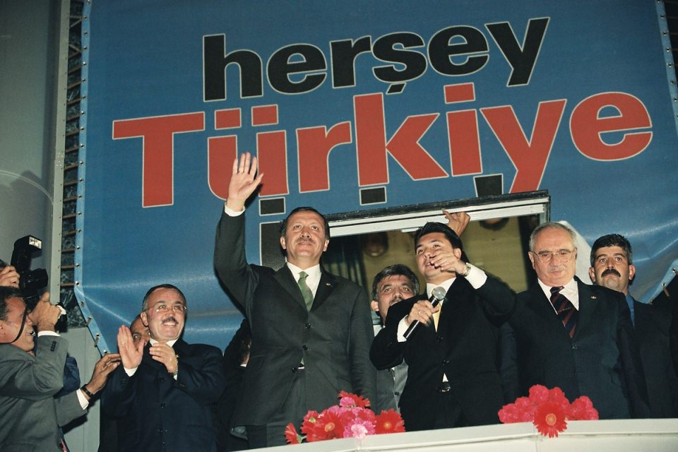 <p>AK Parti, seçimlerde yüzde 34.43 oy ile birinci parti olarak sandıktan çıkmasının ardından zaferi AK Parti Genel Merkezi'nde kutladı. Pasta kesilen kutlamalara Genel Başkan Recep Tayyip Erdoğan ile partinin ileri gelenleri, milletvekilleri ile partililer katıldı.</p>

<p>- 4 Kas 2002</p>
