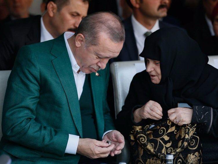 <p>Manisa'da yaşayan 70 yaşındaki Erdem'in Cumhurbaşkanı Erdoğan ile tanışma hayali gerçek oldu. Müşerref teyze, "Cumhurbaşkanımızla 21 yıldır görüşmek istiyordum. Dualarım bugün kabul oldu" dedi.</p>
<p> </p>