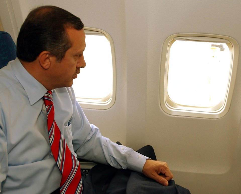 <p>AK Parti Genel Başkanı Recep Tayyip Erdoğan Avrupa Birliği ülkeleri ziyaretinin ilk ayağı olan Roma'da İtalya Başbakanı Silvio Berlusconi ile görüştükten sonra AB seyahatinde devam etti.<br />
<br />
- 13 Kas 2002</p>