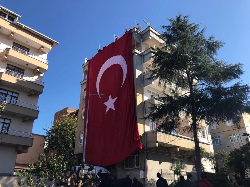 <p>Bekar olan Jandarma Sözleşmeli Er Erkan Karaca’nın acı haberi, babası Ayhan Karaca’ya ilçe protokolü tarafından verildi.</p>
