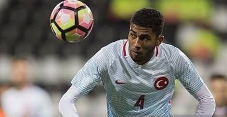 <p>AJAX ALTYAPISI ÇIKIŞLI</p>
<p>Annesi Surinamlı, babası Türk olan futbolcu Erol Erdal Alkan, Ajax altyapısından çıktı.</p>