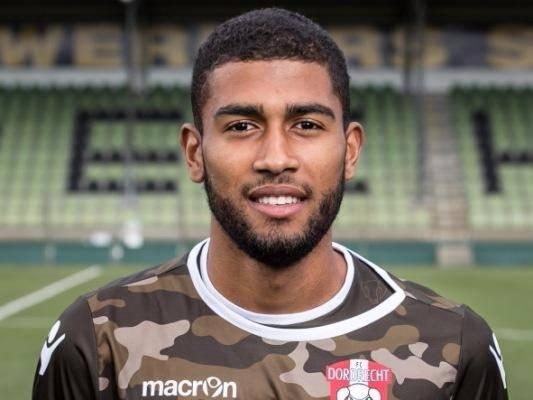 <p>BEŞİKTAŞ'A DENENMEYE GELDİ</p>

<p>Surinam asıllı Türk futbolcu, Ajax'tan sonra Beşiktaş'ın altyapısında antrenmanlara çıktı ve bir süre denendi. Ancak Beşiktaş, Erol'u beğenmedi ve sözleşme imzalanmadı.</p>

