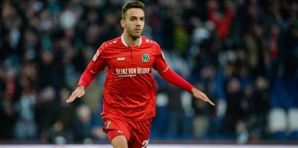 <p>KENAN KARAMAN - HANNOVER</p>

<p>St. Kickers'dan Hannover U17 takımına transfer olduğu 2009 yılından bu yana Hannover fıorması giyen 23 yaşındaki Kenan, sol kanat ve forvet mevkilerinde görev yapıyor. Fatih Terim döneminde yakından izlenen Kenan'a milli forma Lucescu ile geldi. Bu sezon Almanya'da 11 maça çıkan Kenan 1 gol atıp 1 de asist yaptı.</p>
