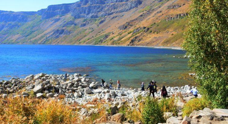 <p>Yeşili bol olan Nemrut, mevsimin değiştirdiği bitki örtüsüyle doğaseverler için görsel bir şölen sergiliyor. Oluşan manzara seyrine doyumsuz bir doğa harikası oluştururken, güzelliğiyle de dikkatleri üstüne çekiyor.</p>

<p> </p>
