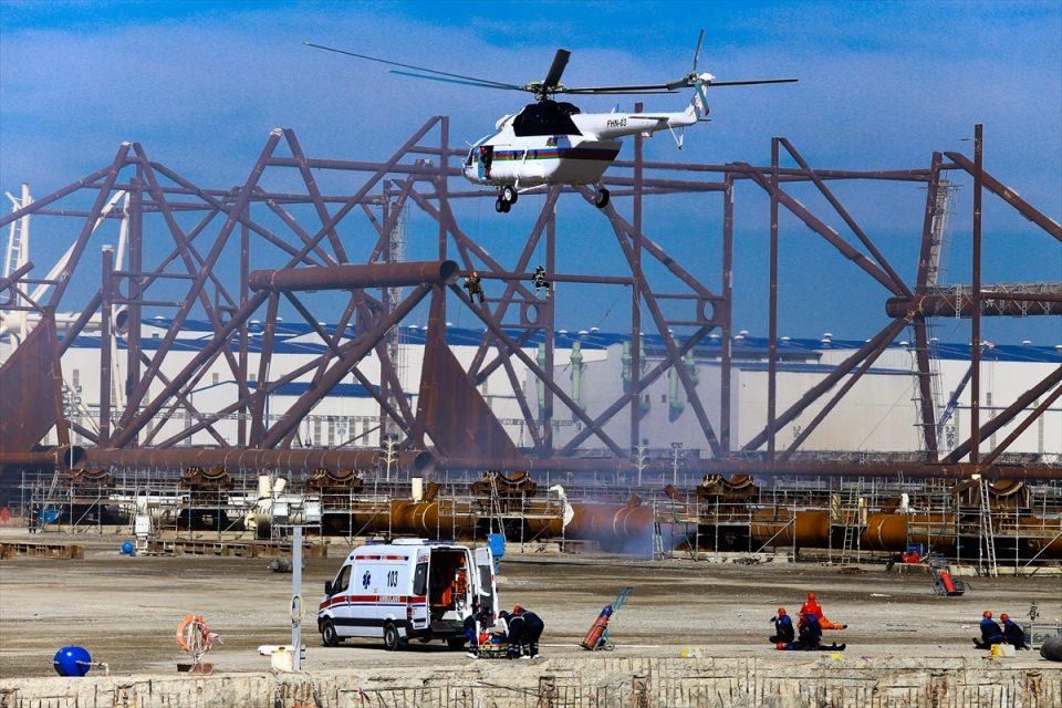 <p>Azerbaycan'ın yanı sıra Rusya, Kazakistan, T&uuml;rkmenistan ve İran'ın arama, kurtarma ve diğer ilgili ekiplerin de dahil olduğu tatbikatta toplam bin 100 personel g&ouml;rev yaptı.</p>

<p>&nbsp;</p>
