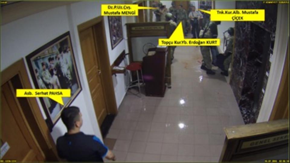 <p>Görüntülerin devamında alt kata doğru nişan alarak ateş etmeye devam eden Balcı'nın sivil kıyafetli olması dikkati çekiyor. Tahkikat sonucunda Balcı'nın Tekirdağ'da görevli olmasına rağmen o gece Genelkurmay Karargahına darbecilere destek için geldiği görülüyor.</p>
<p> </p>