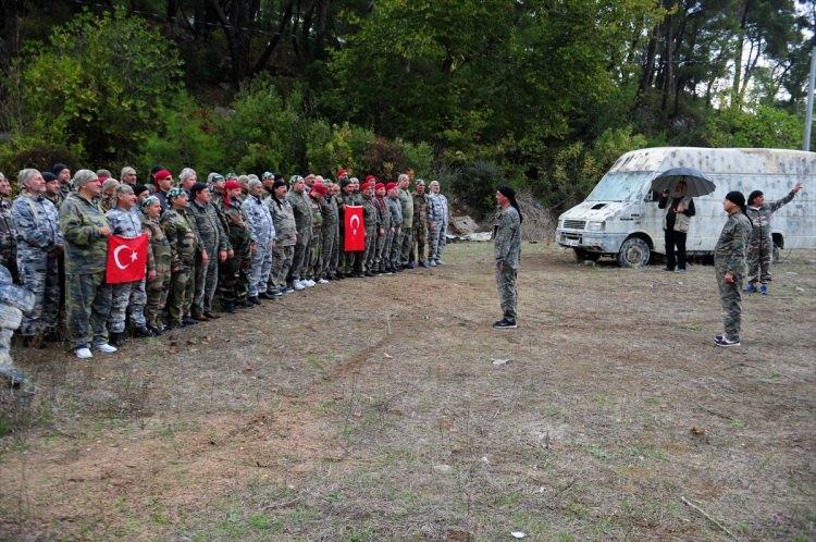 <p>İzmir Gaziemir Destek Kıtaları Özel Ulaştırma Oto Bölük Komutanlığı'nda 1965-1972 yılları arasında askerlik yapan 84 arkadaş, 32 sene sonra Antalya'nın Kemer İlçesinde buluştu.</p>

<p>​</p>
