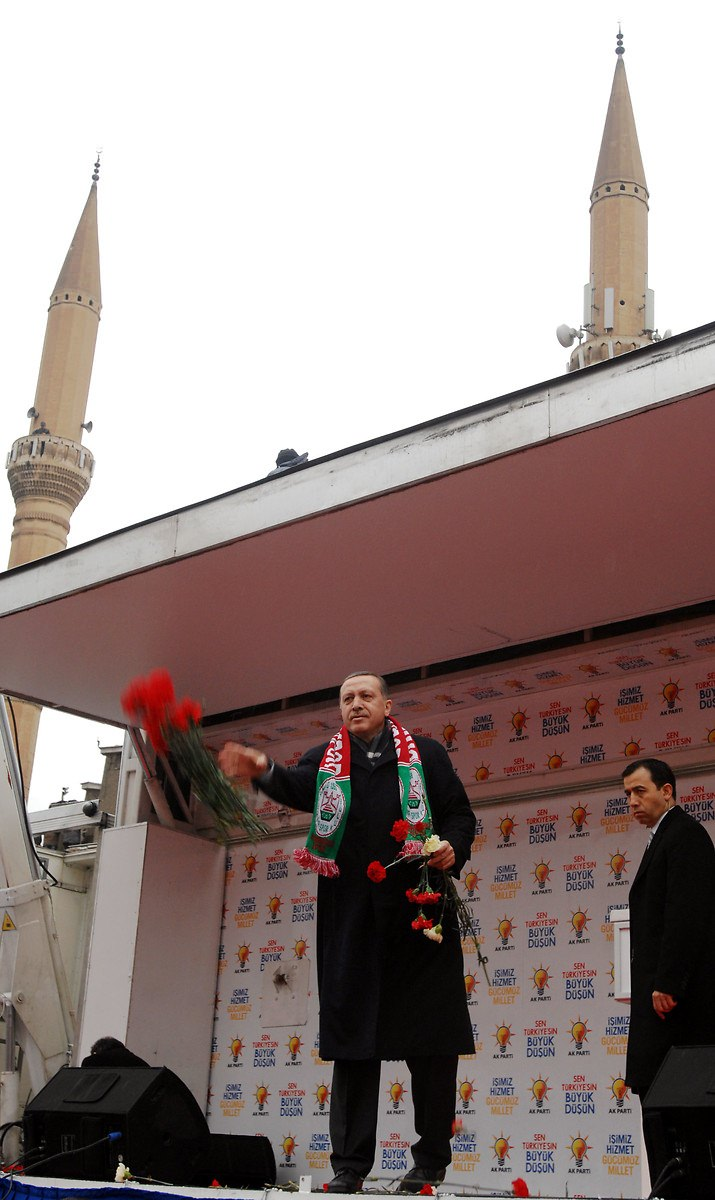 <p>Başbakan Recep Tayyip Erdoğan Diyarbakır'da halka seslendi.</p>
<p>- 8 Haz 2006</p>