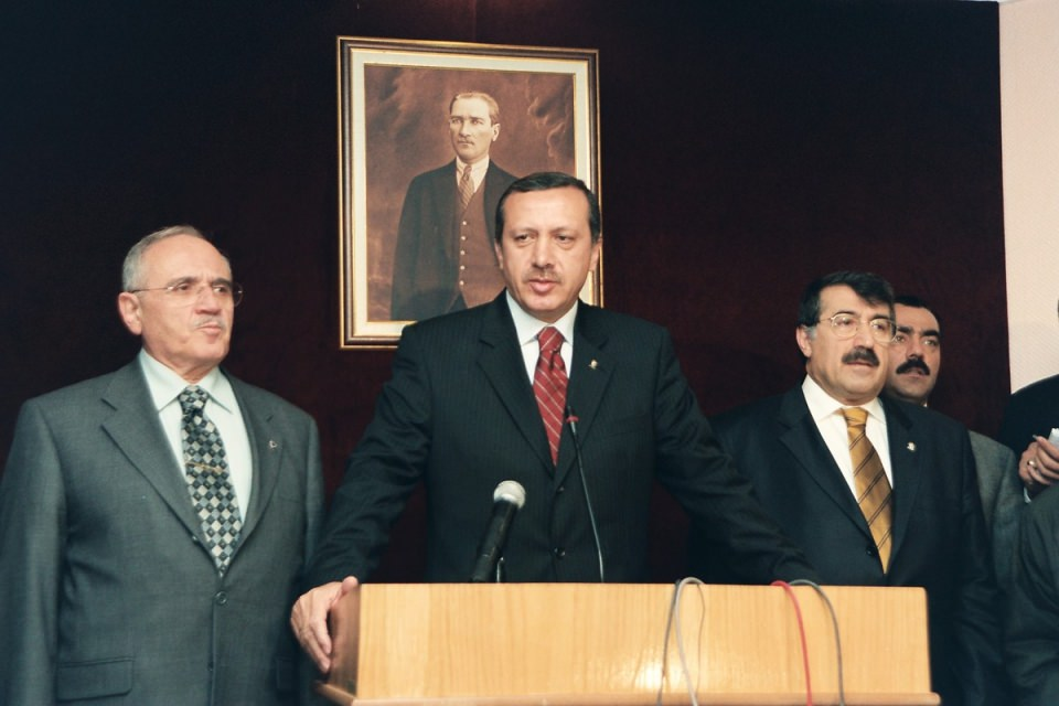 <p>AK Parti Genel Başkanı Recep Tayyip Erdoğan, Cumhurbaşkanı Ahmet Necdet Sezer ile görüşmek üzere Çankaya Köşkü'ne çıktı. Cumhurbaşkanı Sezer'in daveti üzerine gerçekleşen görüşme saat 11.00'de başladı. Erdoğan görüşmeye Genel Başkan Yardımcıları Vecdi Gönül ve Abdulkadir Aksu ile Genel Sekreter Ertuğrul Yalçınbayır ile birlikte geldi.<br />
<br />
- 5 Kas 2002</p>
