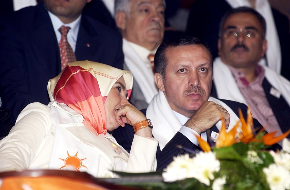 <p>Başbakan Erdoğan, eşi Emine Erdoğan ile birlikte AK Parti Genel Merkez Gençlik Kolları'nın 1. Olağan Büyük Kongresi'ne katıldı.</p>
<p>- 10 Nis 2005</p>