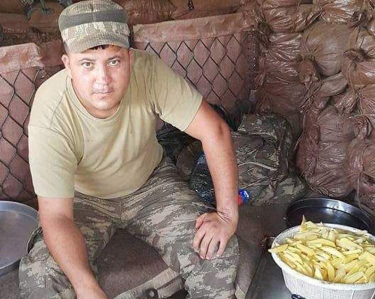 <p>Şehidin baba evi önüne taziye alanı kurulurken, yakınları, arkadaşları, köylülerle çevre ilçelerden gelenler eve akın etti. Sağlık ekipleri de evin önünde beklemeye başladı. Şehit Sercan Kara'nın ailenin 3 erkek çocuğundan ortancası olduğu belirtildi. Bekar olan şehidin 15 gün önce izin için ailesinin yanına geldiği kaydedildi.</p>
