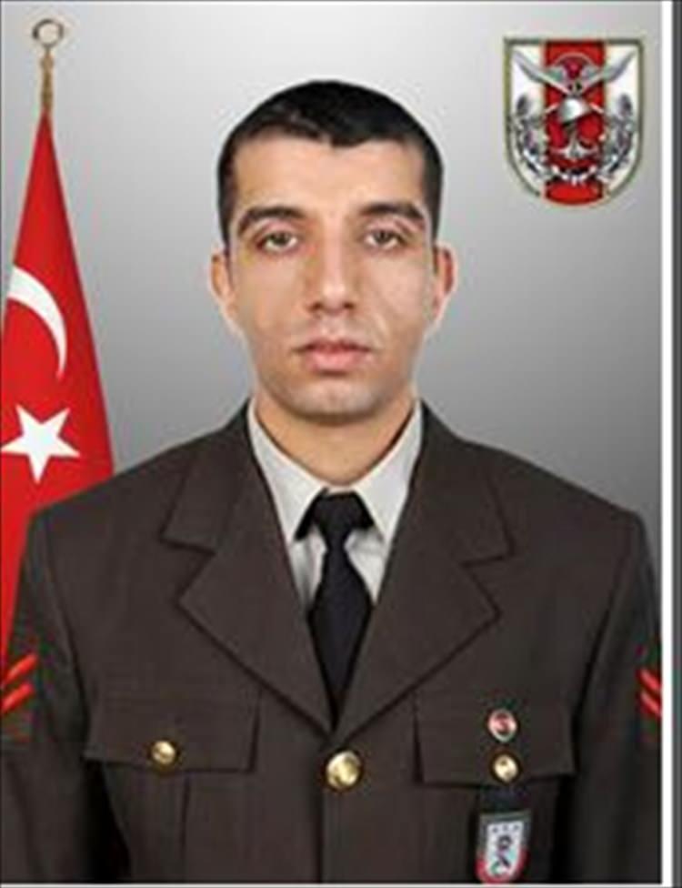 <p>Hakkari'nin Şemdinli ilçesinde güvenlik güçleriyle bölücü terör örgütü PKK mensupları arasında çıkan çatışmada şehit düşen Piyade Uzman Çavuş Gökhan Kurak'ın (28) Zonguldak'ın Çaycuma ilçesindeki babaevine acı haber ulaştı.</p>
