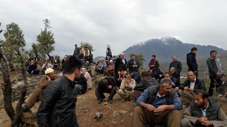 <p><strong>ŞEHİT KORUCULARIN YAKINLARI ÇATIŞMA BÖLGESİNDE</strong></p>

<p>Hakkari'nin Şemdinli ilçesine bağlı Ortaklar bölgesinde, sisli hava ve kötü hava kosullarından faydalanarak  sızmaya çalışan PKK'lı teröristlerle çıkan  çatışmada şehit olan güvenlik korucuları Osman Yeşil ve Alaattin Tekin'in Derecik beldesinde bulunan yakınları, çatışmanın çıktığı bölgeye akın etti. Şehit yakınlarının bölgedeki sessiz bekleyişleri sürerken, kaçan PKK'lı teröristlerin etkisiz hale getirilme için  bölgede hava destekli operasyonların  devam ettiği belirtildi.</p>
