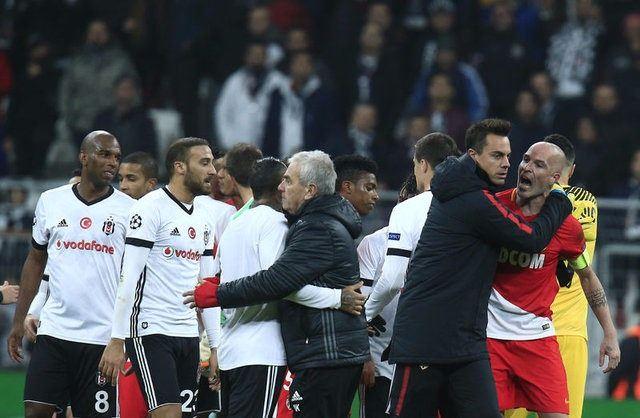 <p>Maçın son düdüğünden sonra Raggi Quaresma'nın üzerine yürüdü.</p>
