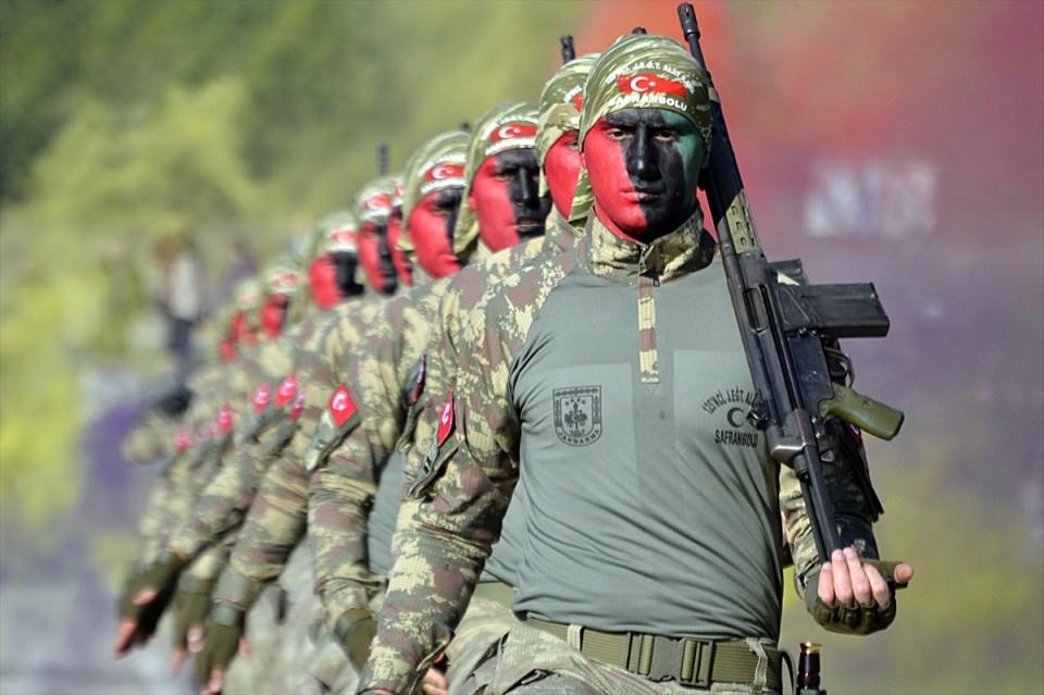 <p>Kursa katılan uzman erbaşların hazırladığı gösterinin ardından tören geçişi yapıldı.</p>

<p> </p>
