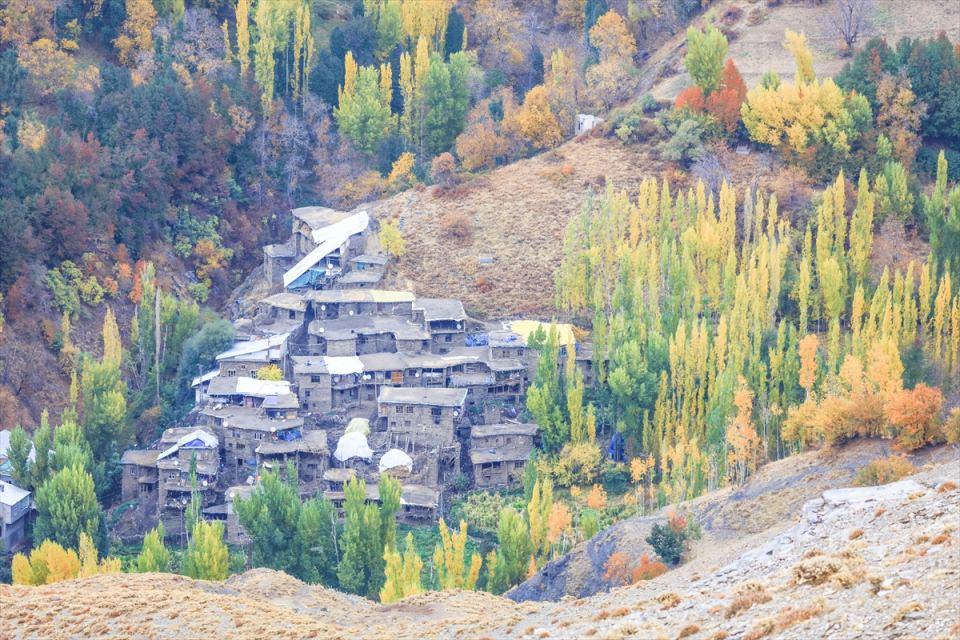 <p>Bitlis'in Hizan ilçesi, sonbaharda rengarenk bitki örtüsü ve doğal güzellikleriyle fotoğraf sanatçıları ve ziyaretçilerine görsel şölen sunuyor. </p>
<p> </p>