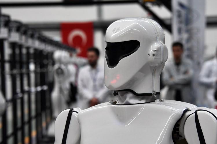 <p>Akınsoft Yönetim Kurulu Başkanı Özgür Akın, açılış töreninde yaptığı konuşmada, 2 bin 700 metrekaresi kapalı toplam 11 bin metrekare alanda kurdukları Türkiye'nin ilk insansı robot fabrikası olan "AkınRobotics"te seri üretime geçtiklerini söyledi.</p>
