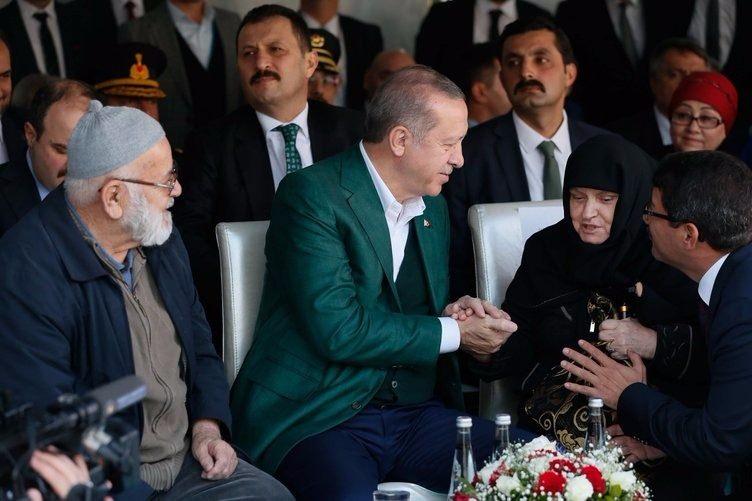 <p>Toplu açılış töreni öncesi Cumhurbaşkanıyla görüşen çift Erdoğan'a yüzük ve dua kitabı hediye etti. Erdoğan da yaşlı çifte tesbih ve dua kitabı hediye etti.</p>

<p> </p>
