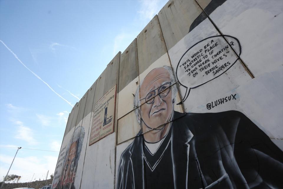 <p><strong>"Ayrım Duvarı, protesto gösterilerinin ve sanatçıların rotası oldu"</strong></p>

<p>Grafiti'nin daha sonra gizlice silindiğini belirten Amira, Lushsux'un silinen grafiti üzerine yenisini çizdiğini ancak bu kez tek başına Netanyahu'yu resmettiğini kaydetti.</p>
