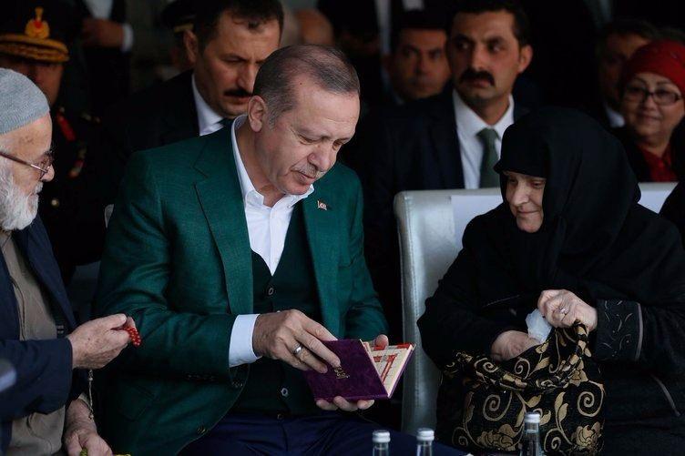 <p>Erdem, Cumhurbaşkanı Erdoğan ile görüşme talebini Şehzadeler Belediye Başkanı Ömer Faruk Çelik'e söyledi. Çelik de bu talebi Erdoğan'a iletti.</p>
<p> </p>