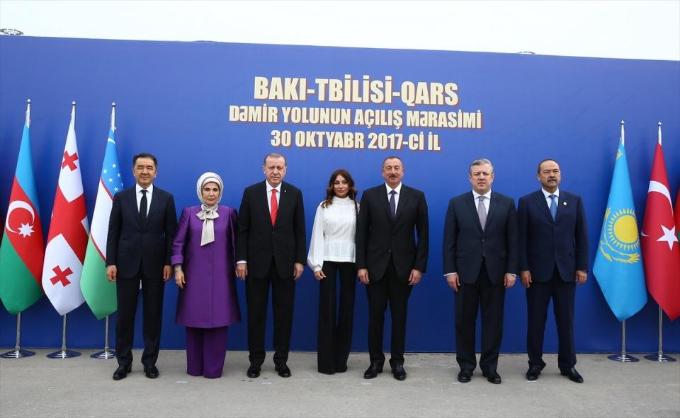 <p>Cumhurbaşkanı Recep Tayyip Erdoğan, Bakü'den yaklaşık 90 kilometre mesafedeki Alat Limanı'nda düzenlenen "Bakü-Tiflis-Kars Demiryolu Hattı"nın açılış törenine iştirak etti. </p>

<p> </p>
