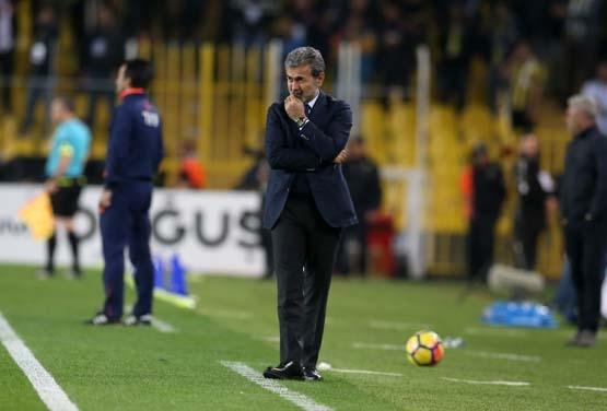 <p>3-1'den sonra Aykut Kocaman, bir kez daha kafamıza vura vura "Ben Fenerbahçe'nin teknik direktörü değilim" dedi.</p>
