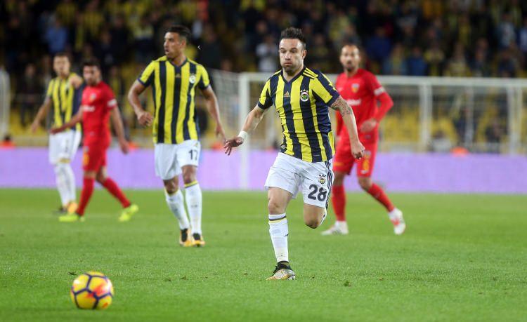<p>Aykut Kocaman langırt oynarken 1-0 öne geçse, skoru korumak için ilerideki adamları tornavida ile söküp gerideki çubuğa takar. Yazık!</p>

