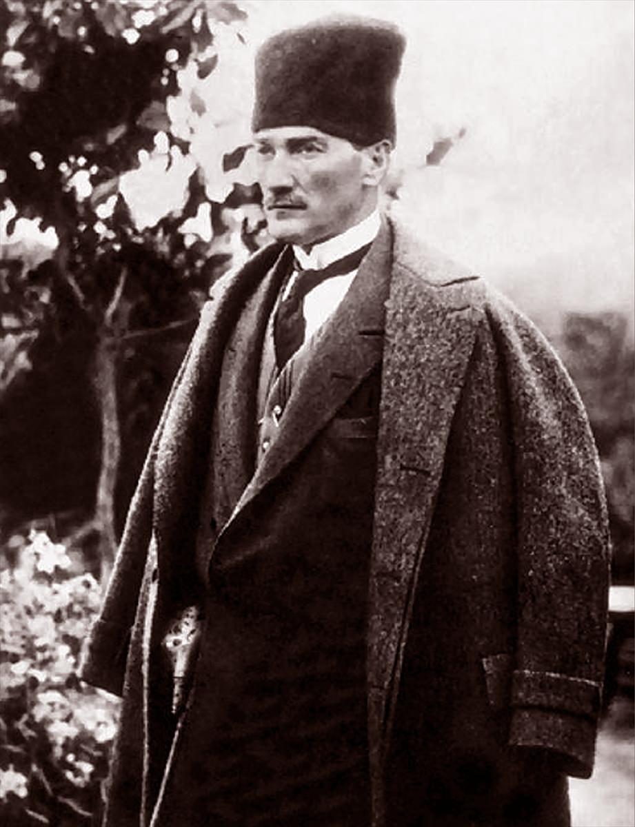 <p>Atatürk, 1923 yılında Tarsus Şelale Bahçesi'nde görülüyor.</p>
