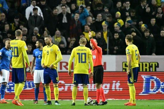 <p>İsveç'in başkenti Stockholm'deki Friends Arena'da oynanan maçı hakem Cüneyt Çakır yönetti.</p>
