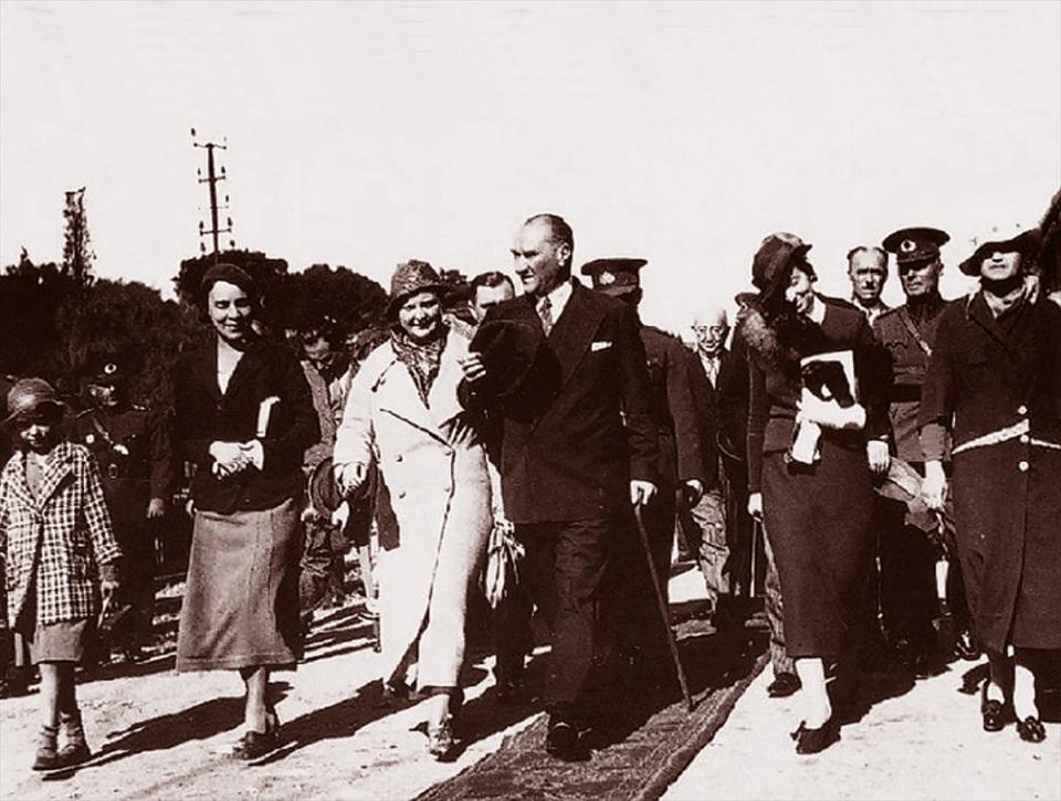 <p>Dönemin Cumhurbaşkanı Atatürk, 1934'te İran Şahı Rıza Pehlevi (sağda), Gülcemal Vapuru'nda görülüyor. Orgeneral Fahri Altay (arka solda), İstanbul Komutanı Korgeneral Ömer Halis Bıyıktay (solda).</p>
