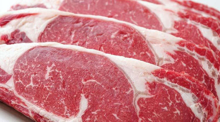 <p>Gazete Habertürk'ten Nevdet Çalışkan'ın haberine göre 2016 yılının Ekim ayında 39.2 TL olan dana etinin ortalama satış fiyatı son bir yılda yüzde 7.5 arttı.</p>

