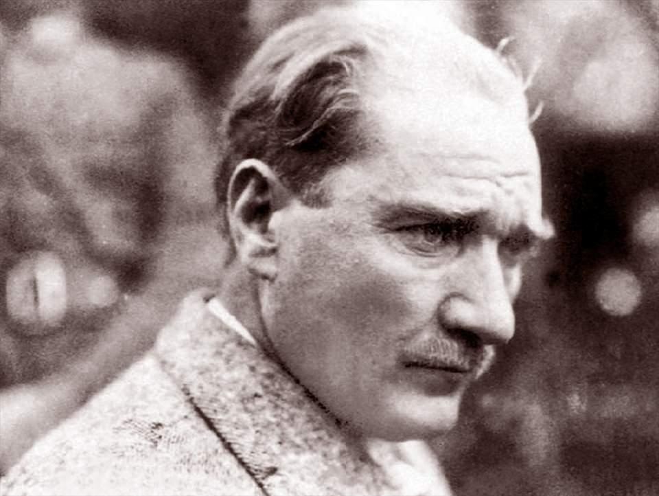 <p>Atatürk, 1924 yılında Kütahya Dumlupınar'da görülüyor. </p>
