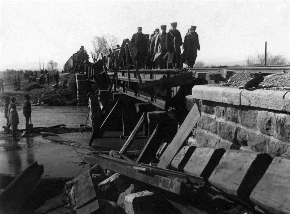 <p>Belgeler arasında bulunan Atatürk'ün kaburga kemiğinin kırıldığını gösteren rapor dikkat çekti.<br />
<br />
<strong>Fotoğraf Balıkesir, 7 Şubat 1923</strong></p>
