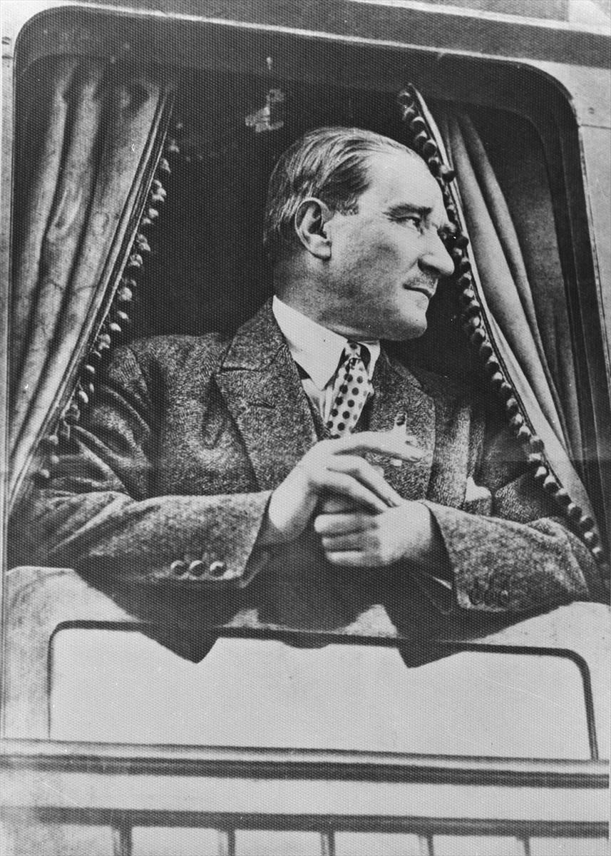 <p>Atatürk, 1930 yılında tren penceresinde görülüyor.</p>
