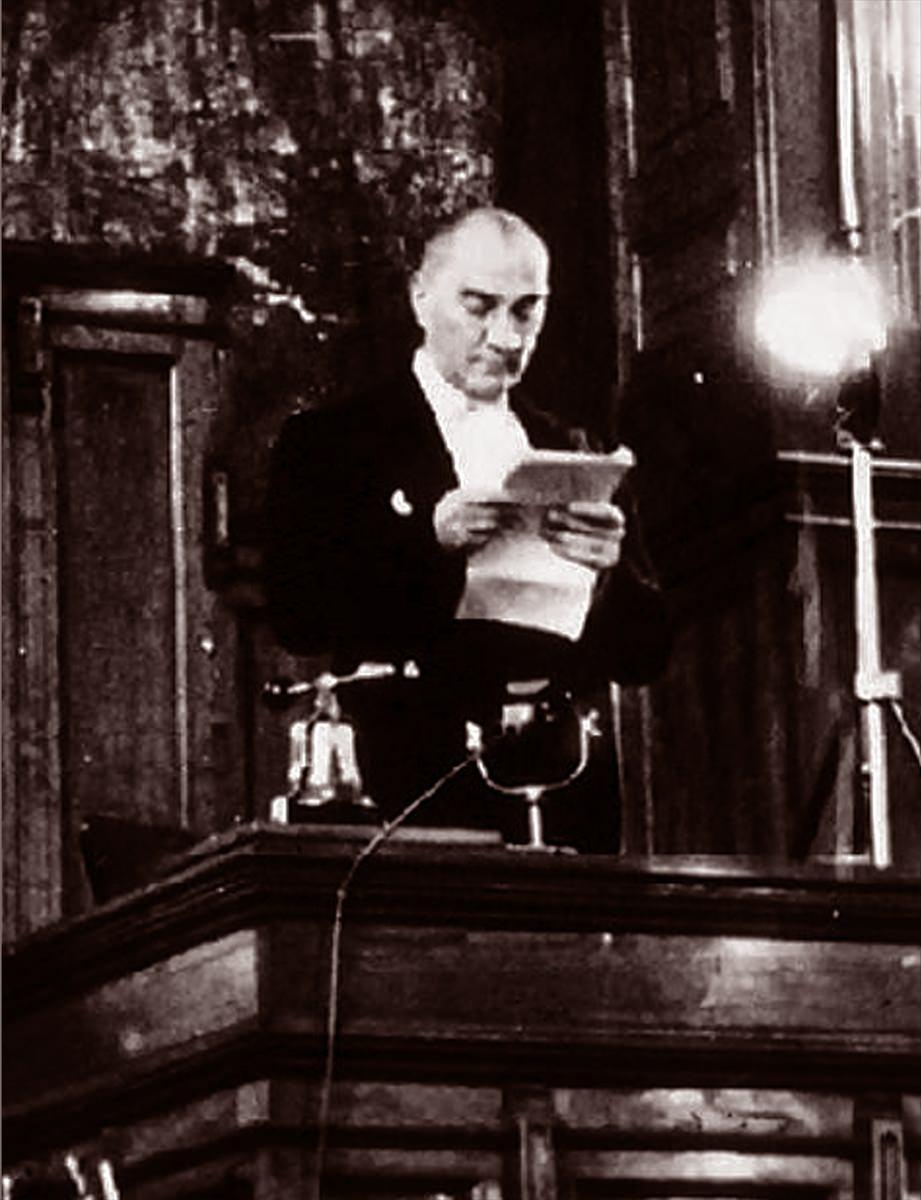 <p>Atatürk, 1937 yılında TBMM'nin açılış konuşmasını yaparken görülüyor.</p>
