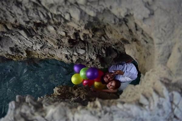 <p>Düğün fotoğrafı çekimlerinde dikkat çeken bir diğer yerli mekan da Çeşme'deki Delikli Koyu ve Alaçatı.</p>
