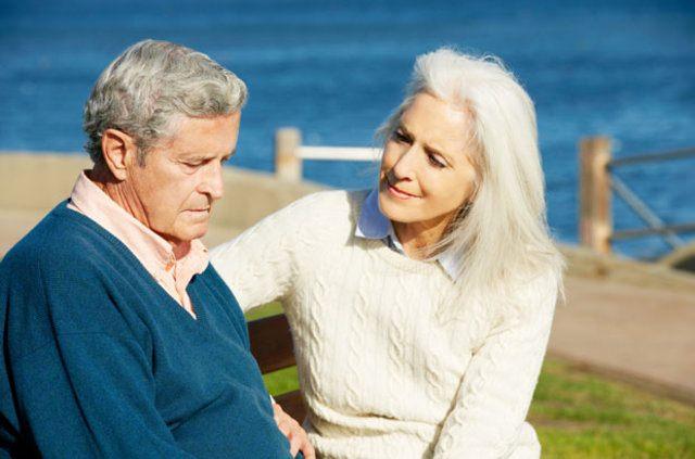 <p><strong>ÖLÜME 1 - 2 HAFTA KALA: RUHSAL DEĞİŞİKLİKLER</strong></p>

<p>Bu yolculuk sırasında kişiler genelde uyurlar. Kişilerde oryantasyon bozukluğu sık görülür ve algılar değişebilir. Kişi gizli düşman korkusu veya yenilmeme duygusu gibi hezeyanlar yaşayabilir. Halüsinasyonlar görebilir, bazen orada olmayan insanlarla konuşabilirler. </p>
