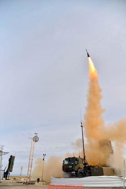 <p><strong>EUROSAM VE SAMP-T</strong></p>
<p>Samp-T ya da NATO'daki askeri adıyla MAMBA olarak bilinen hava savunma sistemi, Fransız Thales ile İtalyan MBDA Alenia ile ortak kurulan konsorsiyum tarafından geliştirildi. 1989 yılında kurulan konsorsiyum, "MBDA Missile Systems" olarak bilinen Aerospatiale, Alenia ve Thomson-CSF ile Fransız Thales'ten oluşuyor. Merkezi Paris ve Roma'da olan şirketin, aralarında başta Fransa, İtalya, İngiltere ve Suudi Arabistan olmak üzere, 90 ülkede müşterileri bulunuyor.</p>