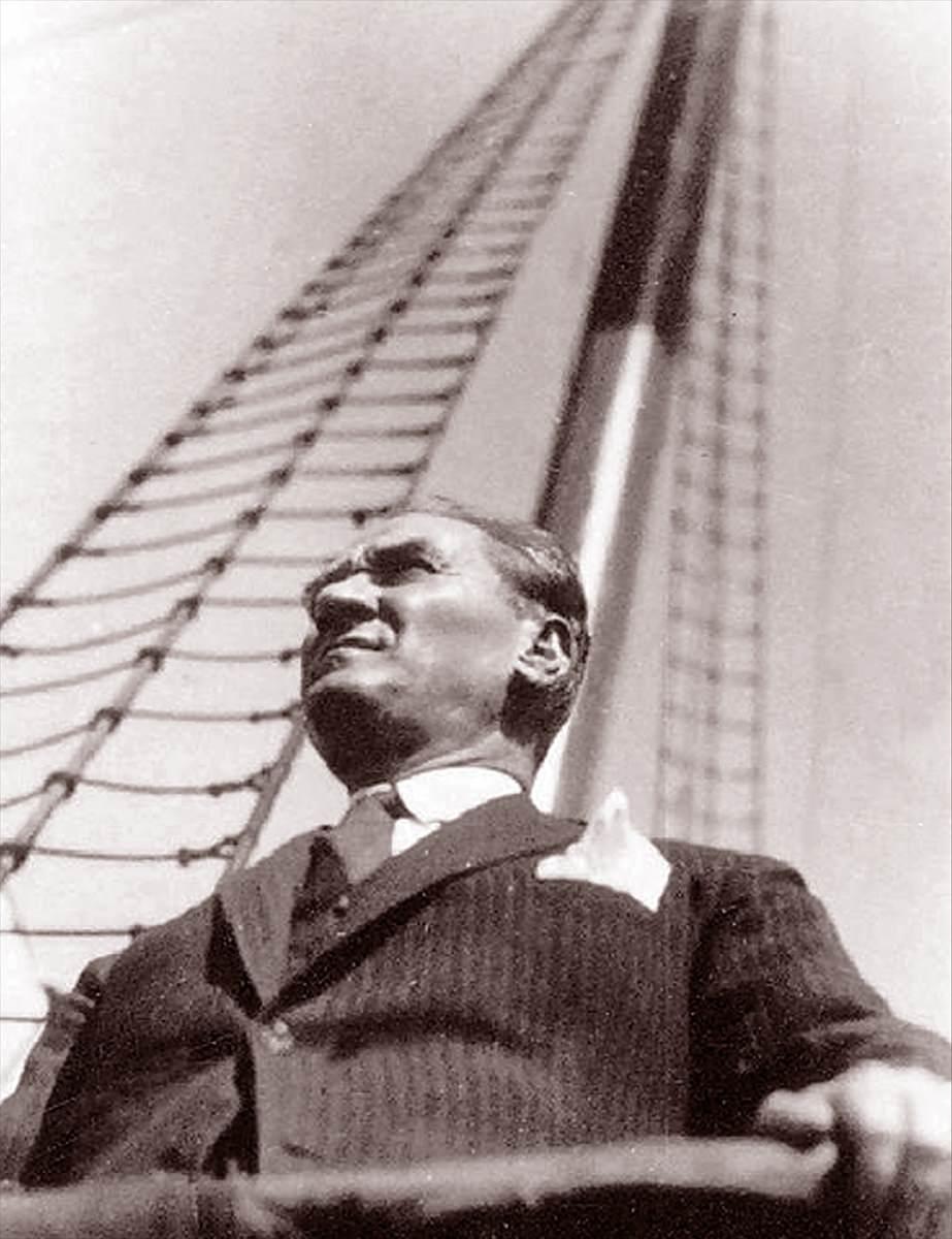 <p>Atatürk, 1928 yılında İzmir vapurunda görülüyor. </p>
