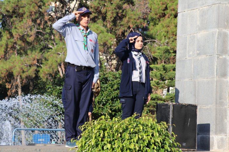 <p>Türkiye Cumhuriyeti'nin kurucusu Mustafa Kemal Atatürk, ebediyete intikalinin 79'uncu yılında anıldı. Atatürk'ün hayata gözlerini yumduğu saat 09:05'te sirenler çaldı, saygı duruşunda bulunuldu. İşte il il Türkiye'den 09:05 manzaraları...</p>
<p> </p>