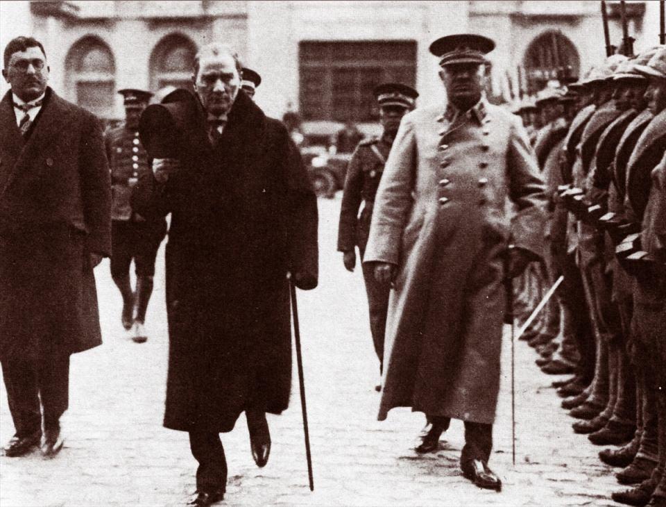 <p>Mustafa Kemal Atatürk, 1927 yılında Meclise gelirken görülüyor.</p>
